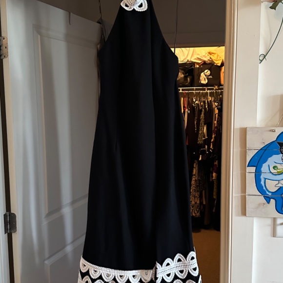 Elliatt Black and White Midi Dress - Picture 5 of 9